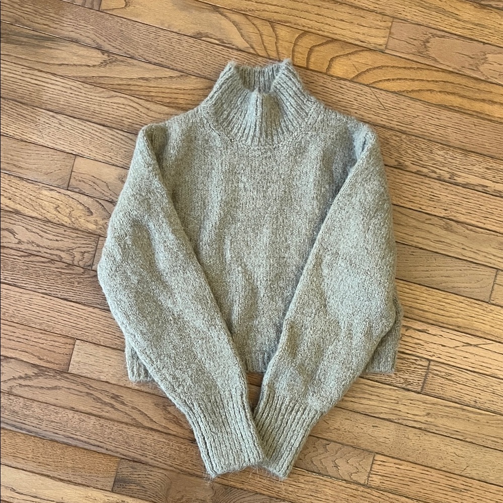 Zara Fuzzy Alpaca Blend Cropped Sweater